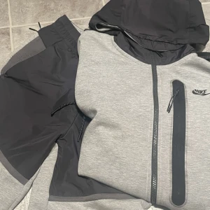 Nike thec  - Säljer min Nike tech dress för den inte används längre, den är lite skadad vid fickorna som ni ser på första bilder. Köpte den på JD Sports och den är sällsynt, Priset kan diskuteras vid snabb affär, skriv om ni har någon fundering. ⚠️TAR GÄRNA EMOT BYTE