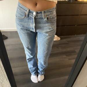 Säljer dessa super fina Levis jeans då de ej kom er till användning mer❣️(pris kan diskuteras!)