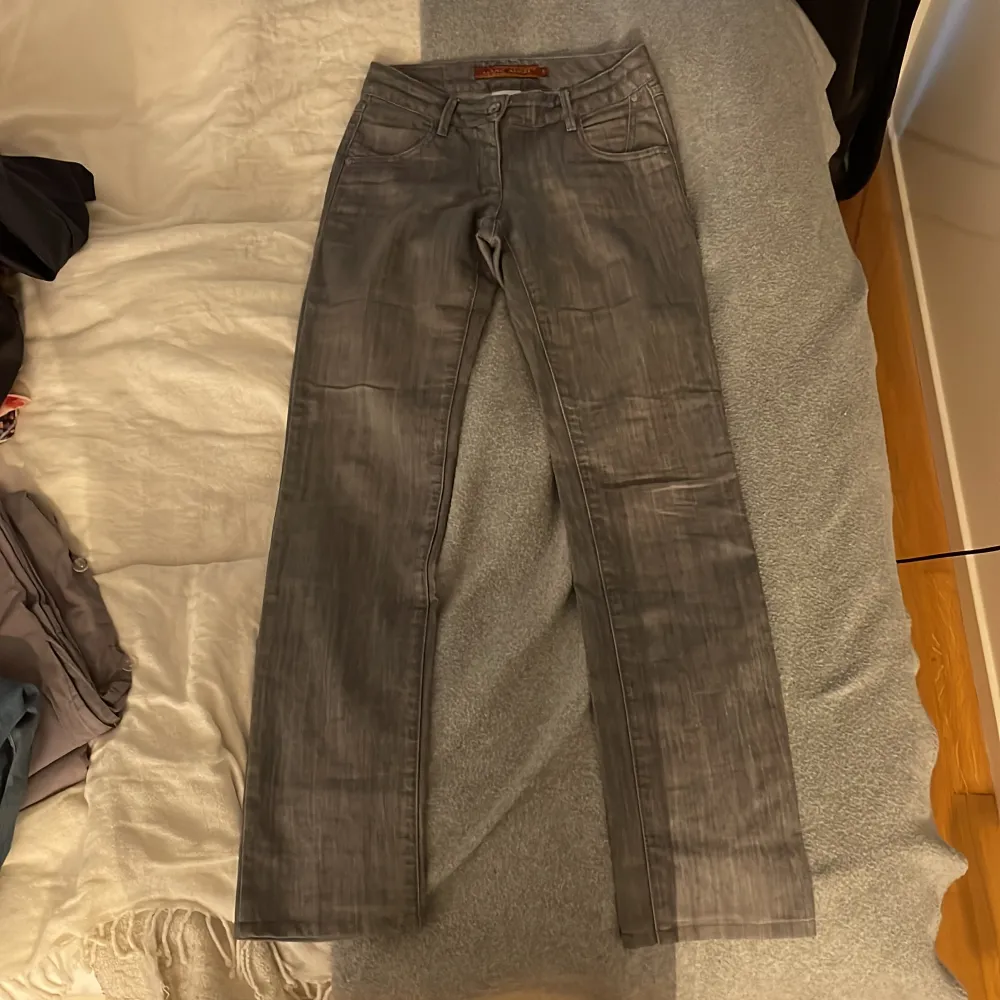 Säljer dessa så snygga low waist jeans då de är lite små för mig. Det är ett par grå jeans från Marc Aurel i storlek 36. . Jeans & Byxor.