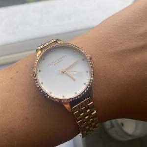 Säljer nu min fina klocka från Olivia Burton (köpt på asos för ca 900kr). Den är sparsamt använd och i fint skick förutom en lätt slitning i färgen vid spännet (se bild 3) Säljer pga att jag inte använder den 💗