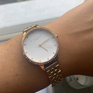 Klocka Olivia Burton - Säljer nu min fina klocka från Olivia Burton (köpt på asos för ca 900kr). Den är sparsamt använd och i fint skick förutom en lätt slitning i färgen vid spännet (se bild 3) Säljer pga att jag inte använder den 💗
