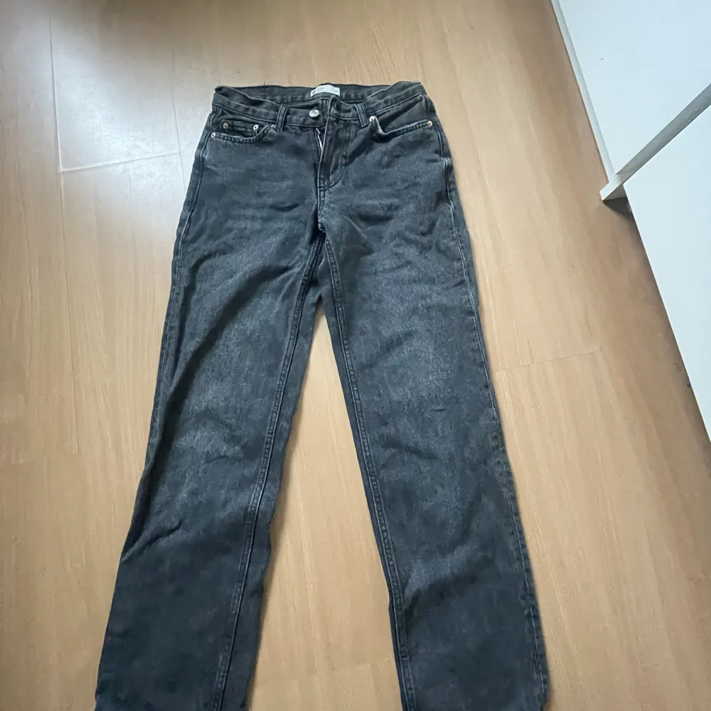 Säljer dessa jätte snygga svarta low waist jeans från Gina i storlek 32. Säljer pågrund av att de är för små för mig.❤️. Jeans & Byxor.