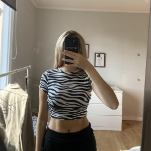 Topp - En zebra mönstrad topp som är öppen i ryggen, aldrig använt🥰