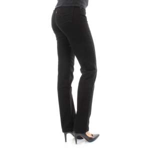 Svarta jeans från Levis med medelhög midja. Rak modell. Bra skick.