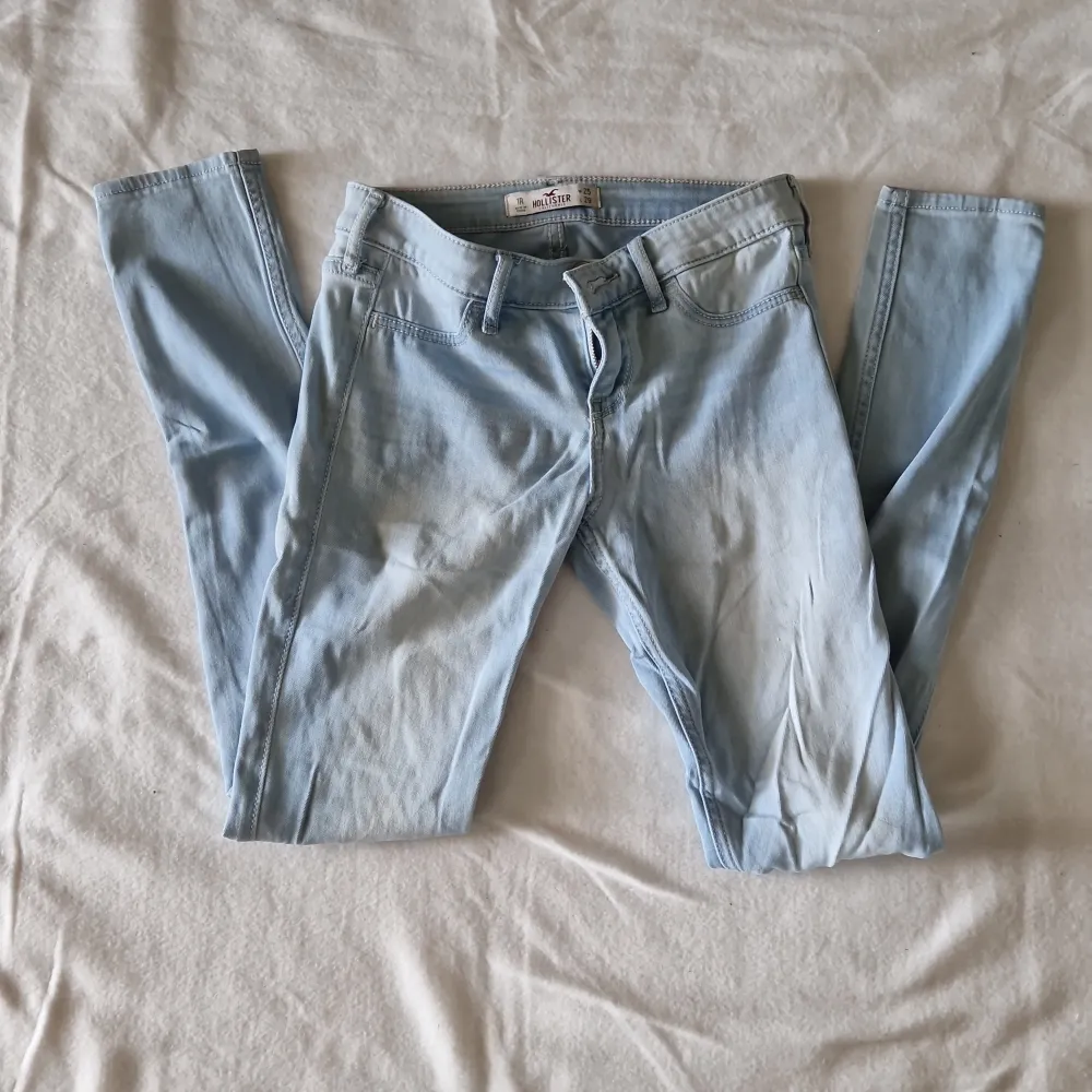 Ljusblå jeans från Hollister. W25 L29. Jeans & Byxor.