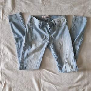 Ljusblå jeans från Hollister. W25 L29