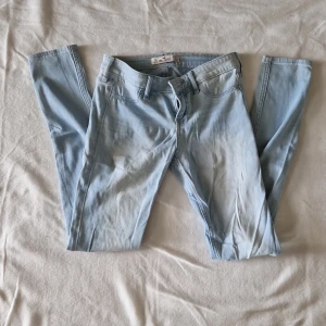 Ljusa jeans Hollister - Ljusblå jeans från Hollister. W25 L29