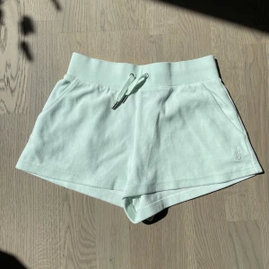Juciy couture shorts💚 - Säljer dessa juciy couture short som jag knappt använt! Så i helt fint skick! Nypris: 500kr mitt pris: 280kr🫶🏻
