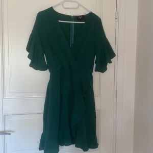 Grön klänning - Klänning från AX Paris storlek 10, knappt använd men väldigt fin