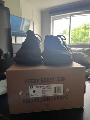 Yeezy boost 350 v2 (bred) - Tja säljer nu mina Yeezy boost 350 i färgen bred köpte det för något år sen och använt några gånger så skicket är 7/10 köpte de på Merch Sweden dessvärre har jag inget kvitto. Men det är 100 äkta såklart. Skriv vid intresse och pris kan diskuteras.
