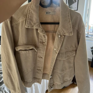 Beige jeansjacka - Jeansjacka i bra skick, använd en del. Säljer pga för liten