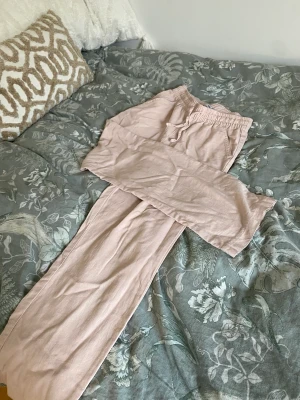 Linnebyxor  - Dessa linnebyxor har inte kommit till användning så säljer dom i nyskick tvättat ungefär 1-3 gånger. slutsålt i butik 💗