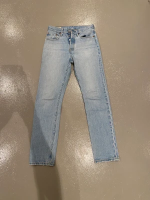 Levis 501 jeans, ljusblå - Levis jeans i modellen 501 och färg ljusblå. Endast använda få gånger. Hör av er om ni vill ha fler bilder.