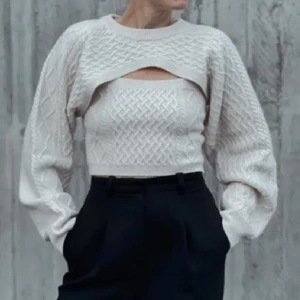 Cropped stickadtröja - Säljer min croppade stickade tröja från HM. Köpt för 299. I storlek XS. I färgen beige.