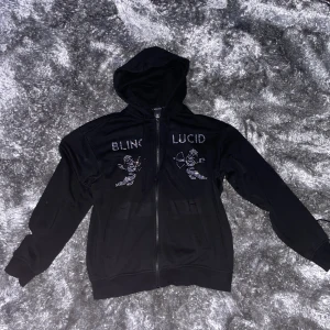 Bling Lucid tröja - Säljer min bling lucid tröja för att den inte kommer till användning längre, skick 8/10, använd ett fåtal gånger. Skicka för fler bilder