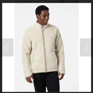 Säljer en helt ny Helly Hansen pile jacket herr storlek large 😊 inga defekter !