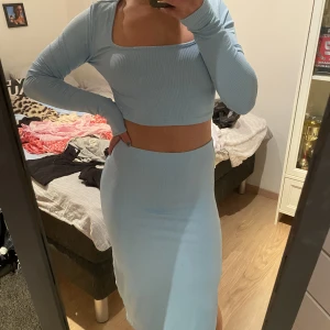 Set kjol och långärmad  - Super fin och knappt använd!  Storlek S sitter perfekt 👌🏻🌸