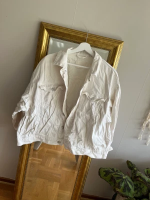 Oversized jeansjacka - En vit oversized jeansjacka från Weekday. Den är använd väldigt få gånger så i jättefint skick. Dock lite skrynklig men de är bara att stryka. 100% bomull.