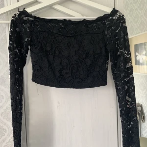 Svart cropped off shoulder topp - Aldrig använd