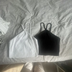 Toppar - Två zara linnen, jätte fint skick. Båda är L men sitter som M