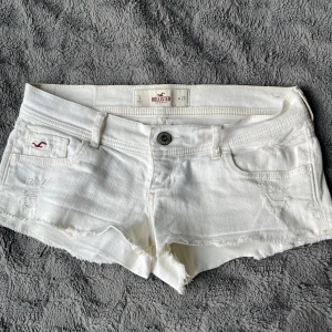 Vita jeansshorts från Hollister - Säljer ett par vita lågmidja jeansshorts från Hollister från Hollister. Storlek w26 eller XS/S!