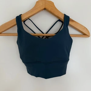 Träningsset - Säljer detta träningsset med sport-BH och tights i petrolblått 🦕 använd ett par gånger men säljer så det är för litet.