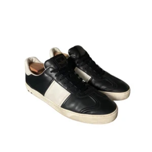 Valentino Fly crews  - Tjena! Säljer dessa as feta fly crews i storlek 44, dom är i riktigt bra skick men har inte box tyvärr. Skriv om minsta lilla fråga!