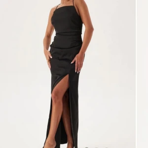 Svart fin klänning  - Svart maxi dress, använd 1 gång, nyskick. Väldigt fin klänning som går att använda till flera tillfällen, säljs pågrund av flytt. Man kan dra åt banden olika hårt beroende på hur tajt man vill att den ska sitta. Köpte den för 1 199kr för två år sen. Säljs för 800kr. 