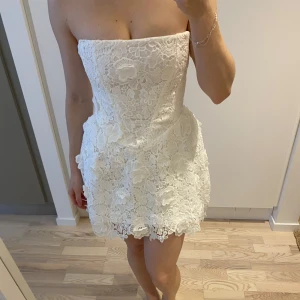 BABYBOO Leona Ivory mini dress - Säljer den här super fina klänningen perfekt till studenten. Köpte på plick men aldrig använd med prislapp kvar. Säljer då den tyvärr inte passade. Ny pris: 956kr + 238 frakt = 1265kr. Pris går att diskutera!!🤍