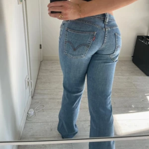 Lågmidjade bootcut Levis jeans - Superfina ljusblåa lågmidjade bootcut jeans från Levi’S. Midjemått 39 cm och innerbenslängd 83 cm