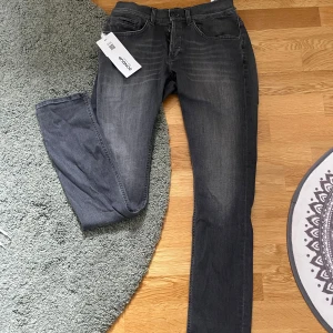 Grå jeans från Dondup - Skitsnygga grå jeans från Dondup! Straight slim fit, aldrig använda✌️