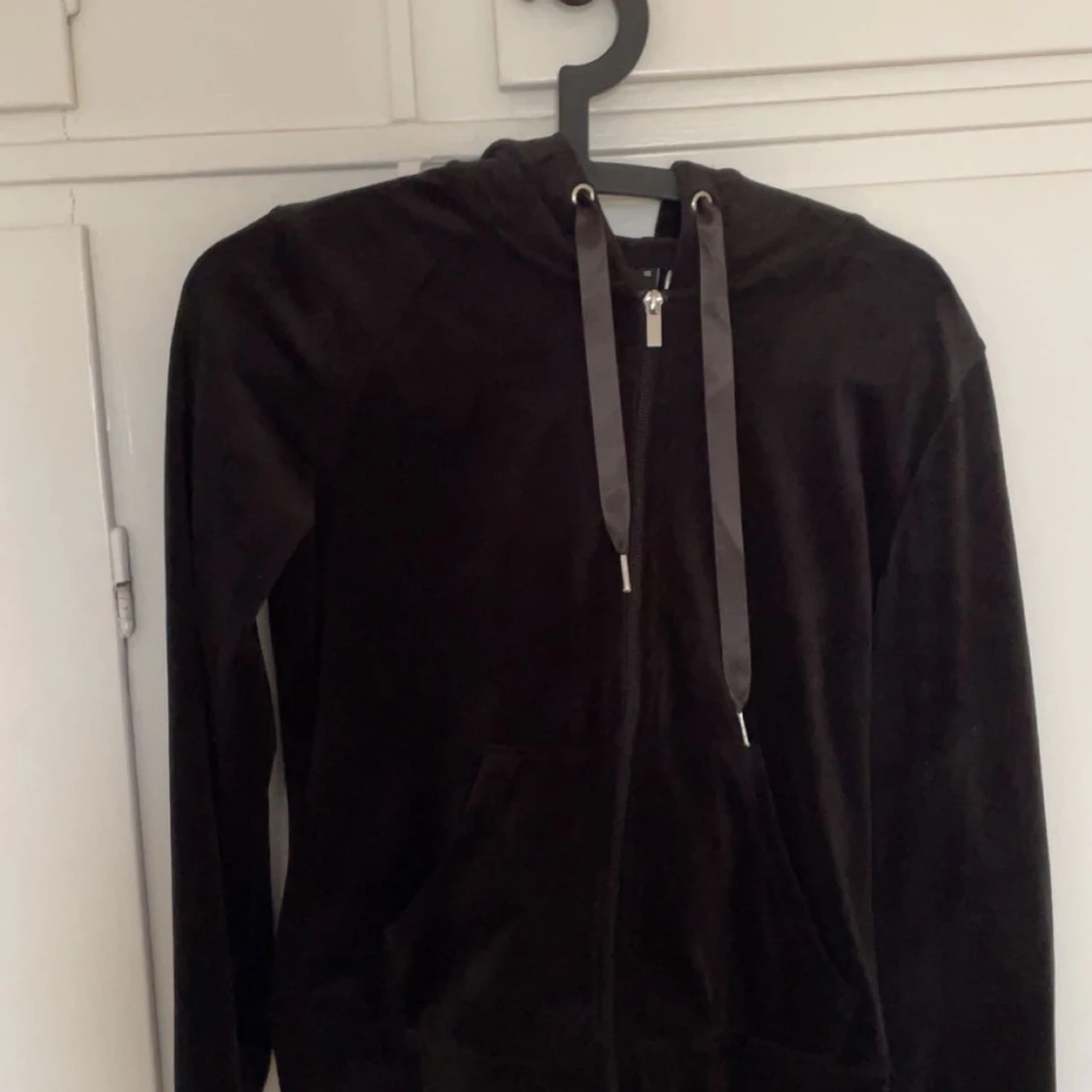 Svart hoodie med dragkedja