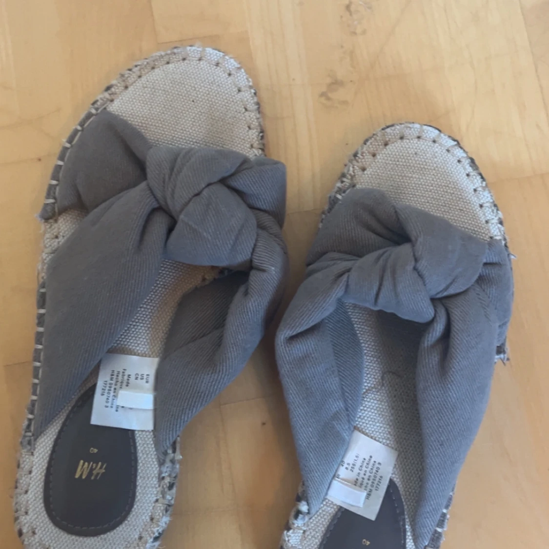 Grå sandaler med knyt från H&M