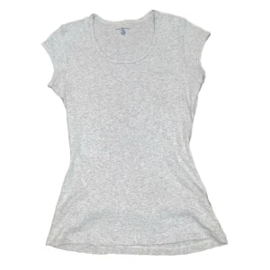 grå kortärmad topp från brandy melville - enkel, mjuk och stilren grå t-shirt från brandy melville, perfekt för en avslappnad look. använd en gång. 