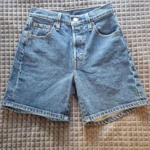 Blå jeansshorts från Levi's - Säljer ett par klassiska blå jeansshorts från Levi's 501. Nya shorts, aldrig använt dem, inga defekter 🫶 storlek: 23