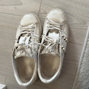 Valentino skor - Intressekoll på mina älskade Valentinos, de är använda ganska mycket men de är inget man tänker på när man har på sig de. De är skitsnygga och passar till allt! Äkta såklart - box kan tillkomma. Är osäker på storleken men passar från 37-39 möjligtvis 36 också.