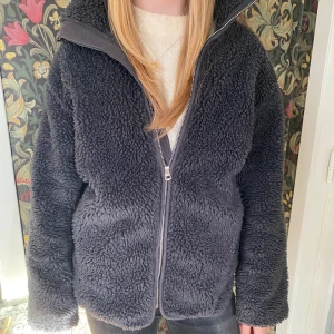 Teddy jacka från Weekday - Säljer min jättefina teddy jacka från Weekday för att den längre inte används. Den är superskön och varm, och passar perfekt nu till våren! Skriv om du har funderingar!💕