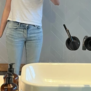 Ljusblå bootcut jeans från Perfect Jeans - Snygga ljusblå low waist bootcut jeans från Gina tricot💗 Storlek 32 men de sitter ganska tajta, men stretchit material. Nypriset ligger på 499kr. 💘🌸