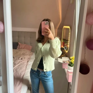 Ljusgrön kofta - Supersöt ljusgrön kofta! Bara använd några enstaka gånger så därmed väldigt bra skick! ❣️