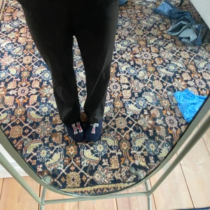 Bruna kostymbyxor - Snygga bruna kostymbyxor med knappar i midjan. Byxorna har en klassisk rak passform och är tillverkade i ett bekvämt material.