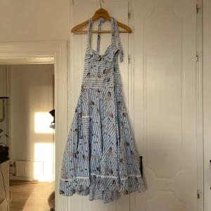Hell Bunny vixen klänning - Skitcool rockabilly klänning, säljer då jag behöver pengarna mer och den kommer tyvärr inte till användning här hemma. Kan förekomma tecken på användning men har kollat igenom och ska inte vara något märkbart isåfall. Två små fickor på framsidan, dragkedja och stretchigt tyg i ryggen. Den är storlek S.  Finns att hämta i Norrköping, kan skickas - köparen står för frakt.