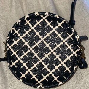 By malene birger väska  - Fin oanvänd väska ifrån by malene birger som inte säljs längre  , säljer pga inte kommit till Andvändning 🌸