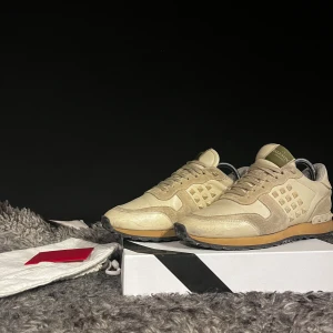 Beige sneakers från Valentino - Tjenare! Valentino rockrunners i bra skick. Storlek 39 passar upp till 40! Vid köp medkommer kuverte pris kan diskuteras vid snabb affär. Skon har inga sulor och lite trasiga i hälen. Hör av er vid fragor och funderingar MVH West Supply!!
