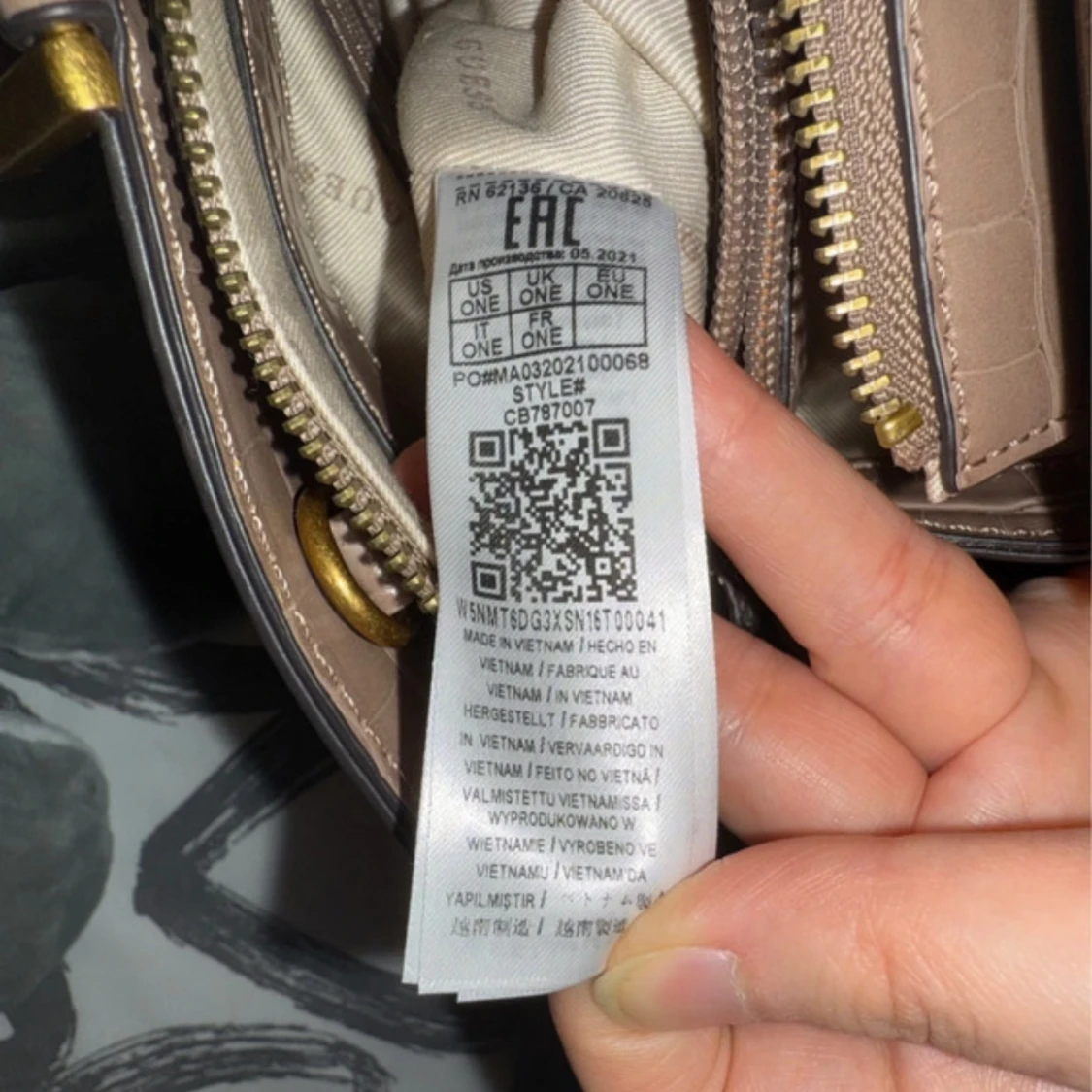 Brun handväska från Guess - 3