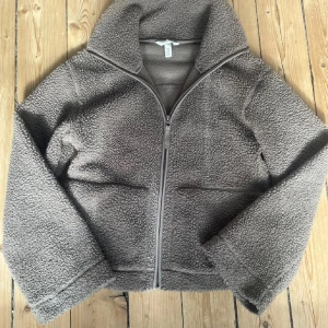 Brun teddyjacka med dragkedja - Mysig brun teddyjacka med dragkedja framtill. Eftertraktad, från H&M, köpte i julas men sparsamt använd 💕Priset är diskuterbart. Perfekt till vår och höst. Kom med bud!!! Har även en i vit som man kan buda på (buda på denna annonsen) ‼️första bilden är lånad ‼️