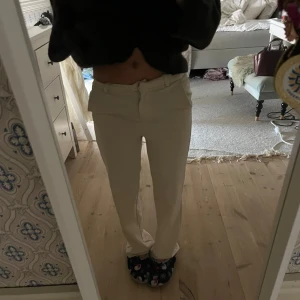 Beige kostymbyxor  - Jättefina beigea kostymbyxor från vero Moda, men kommer tyvärr inte till användning då dom är stora på mig❤️