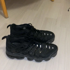 Nike vapormax  - Säljer nu riktigt fina vapormax men dom är lite trasiga under skorna lite smutsiga men annars sitter dom perfekt 