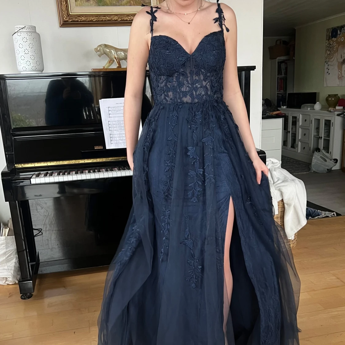 Marinblå balklänning med spetsdetaljer och fina stenar - 4