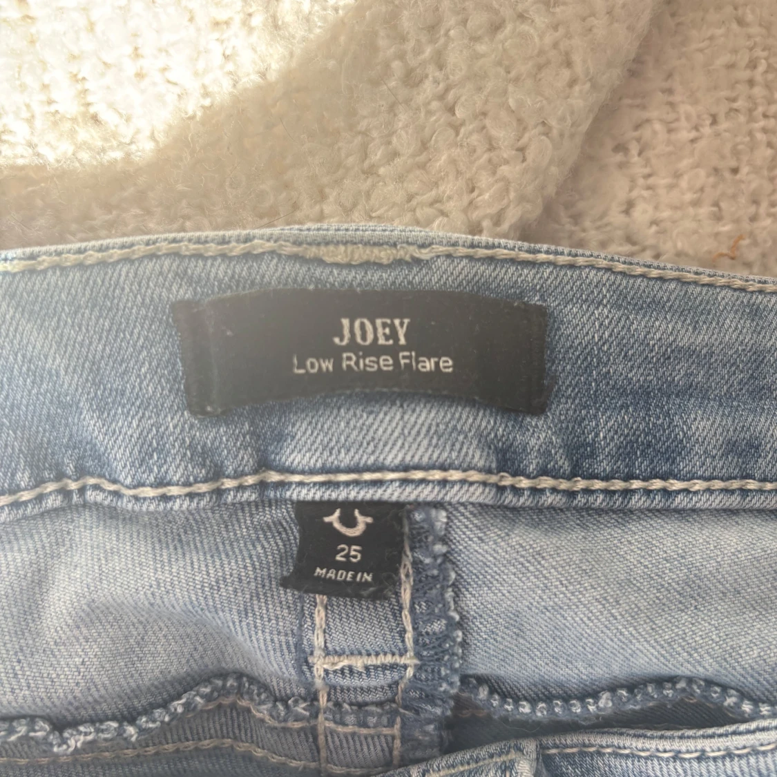 Ljusblå jeans med utsvängda ben - 3