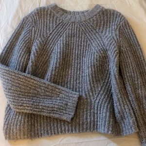 Grå stickad tröja från ONLY - Mysig grå stickad tröja från ONLY med ett ribbat mönster. Perfekt för kyliga dagar med sin varma och bekväma design. Tröjan har långa ärmar och en rund halsringning. Storlek S!🤩